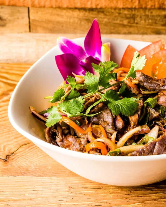 👨‍🍳 Suggestion du jour : notre salade thaï au bœuf et à la citronnelle, fraîcheur et saveurs éclatantes dans chaque bouchée !
.
.
.
.
#paris #cuisineasiatique #faitmaison #restaurantparis #foodparis
