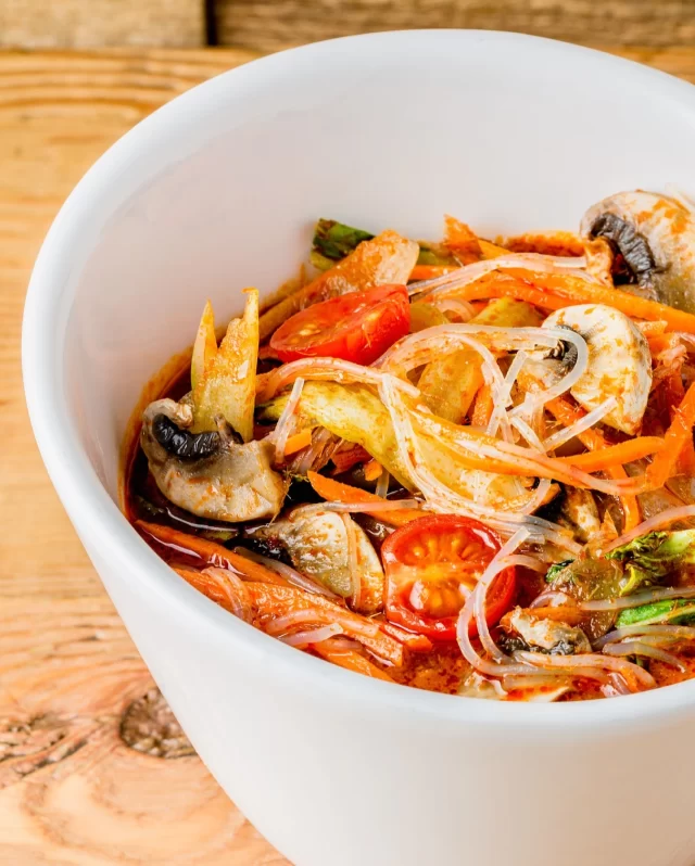 Découvrez notre soupe thaï aux légumes et à la citronnelle : une délicieuse harmonie de saveurs réconfortantes et rafraîchissantes 🍲
.
.
.
.
#paris #cuisineasiatique #faitmaison #restaurantparis #foodparis