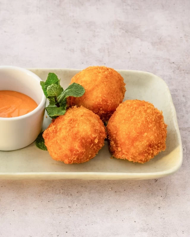 Un petit creux ? Goûtez à nos Crusty Balls végé : un cœur crémeux au citron enrobé de pâte à chou panée, un délice croustillant à ne pas manquer ! 🥕🍋